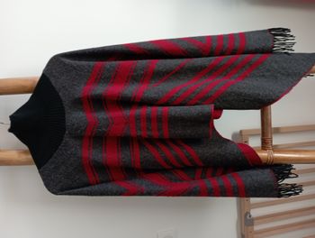 Poncho gris et rouge avec col roulé