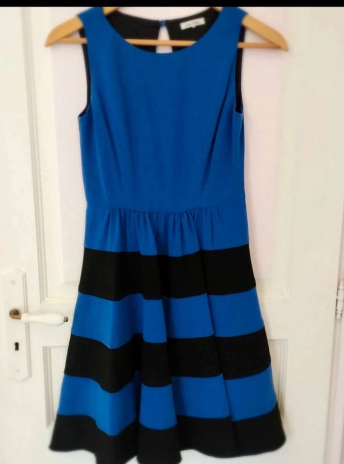 Robe  patineuse  sans  manche  - bleu  noire -  Manoukian  -  XS  -  Comme  neuve - photo numéro 5