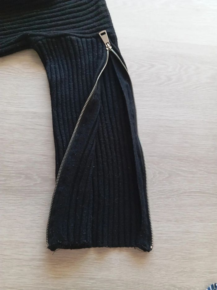 Pull court à col noir avec fermeture éclair sur les manches - photo numéro 3