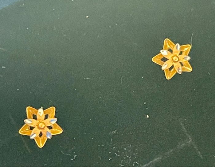 Boucles d'oreilles fleure en or 18 carats (au750)Très bon état - photo numéro 2