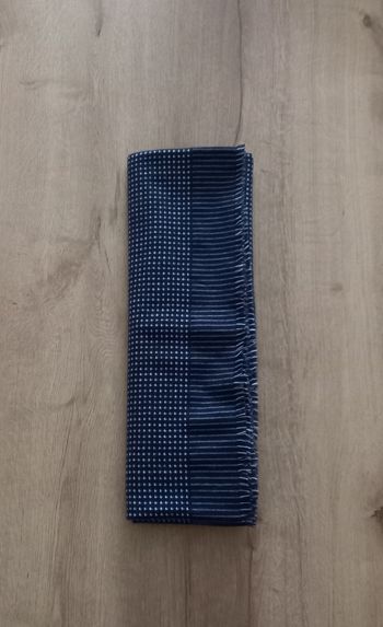 Écharpe bleu marine / blanche.