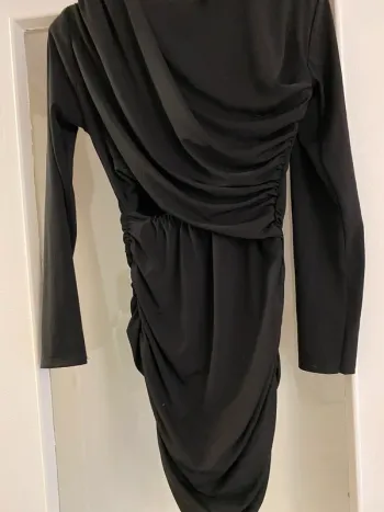 Robe noir ouverte devant