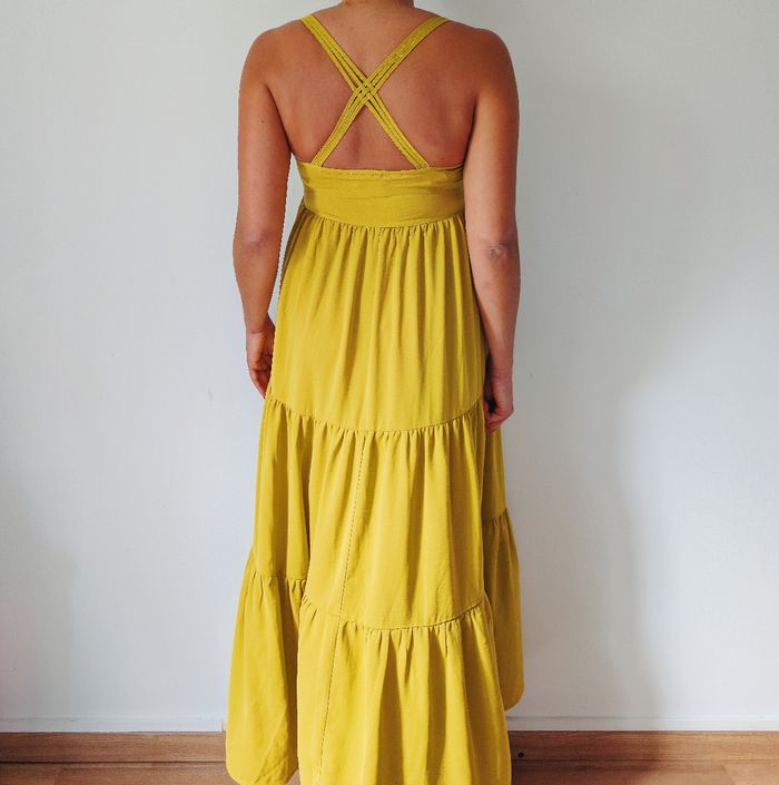 Robe longue maxi d'été à volants
Couleur jaune moutarde 
dos croisé 
look bohème moderne 
Marque Cache Cache 
Taille 36 S
Très bon état - photo numéro 7