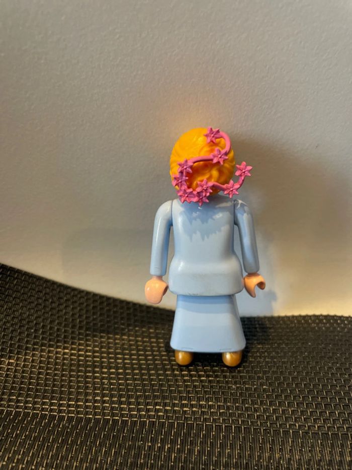 Playmobil figurine femme blonde robe bleue il en fleurs et accessoire cheveux - photo numéro 2