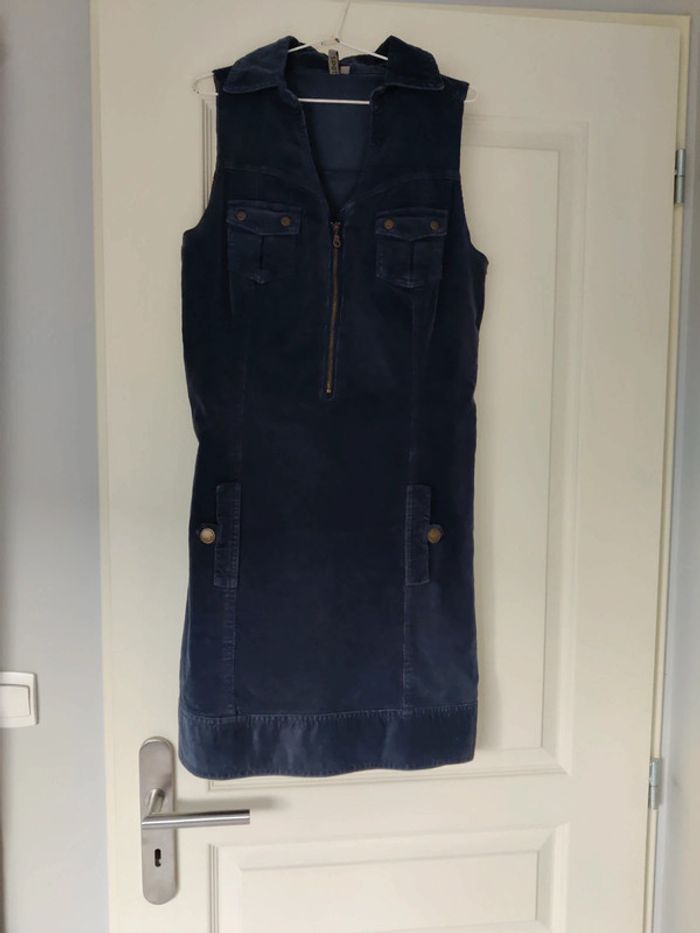 Robe en velours bleu - photo numéro 4
