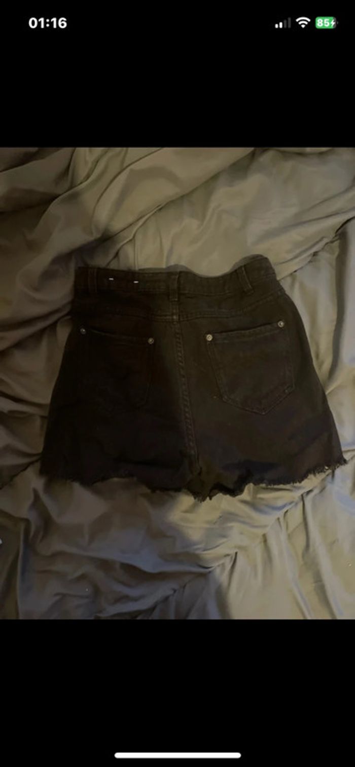 Short en jean noir tendance – bas effiloché, taille confortable - photo numéro 2