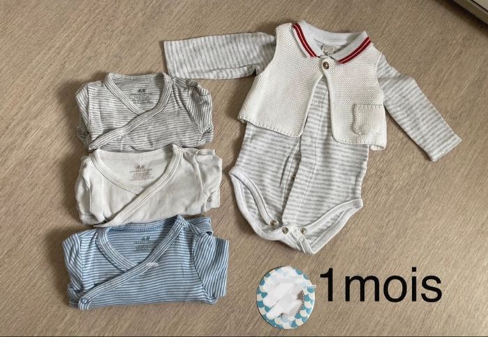 Lot bodys 1 mois