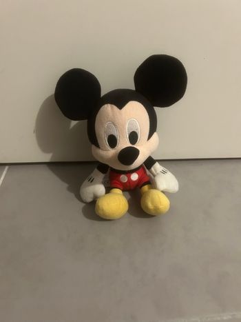 Petite Peluche Mickey  TBE  acheté à Disney 