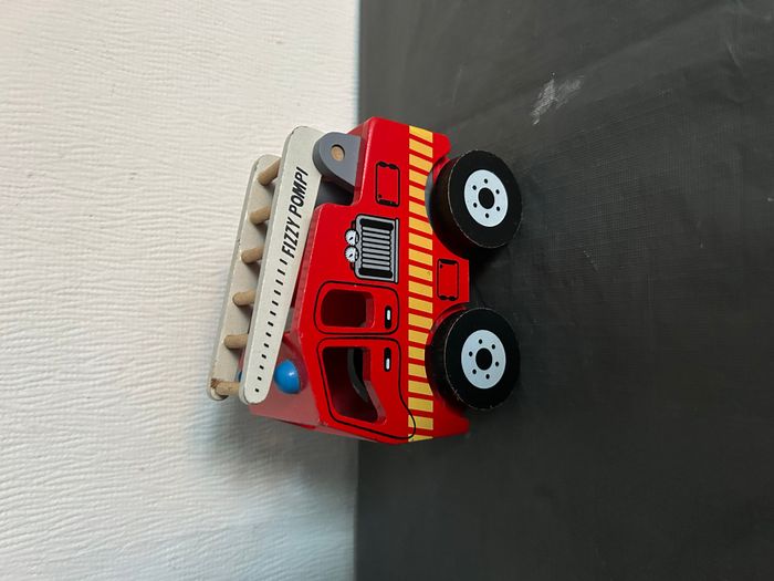 camion pompier en bois - photo numéro 4
