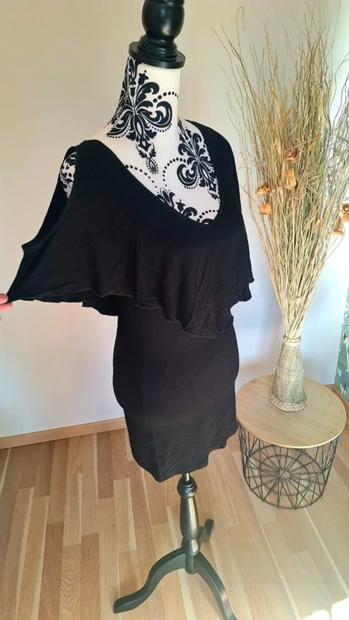 Superbe robe noir sexy avec son décolleté plongeant devant et dans le dos - photo numéro 2