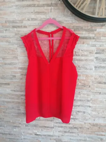 Top/haut rouge naf naf dentelle taille M #Vêtements_femmes_krocaro