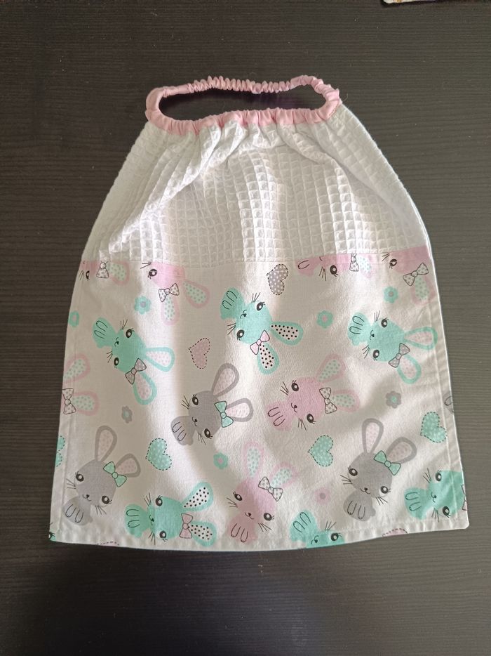 Serviette de table élastiquée, forme bavoir , fille , pour cantine école maternelle