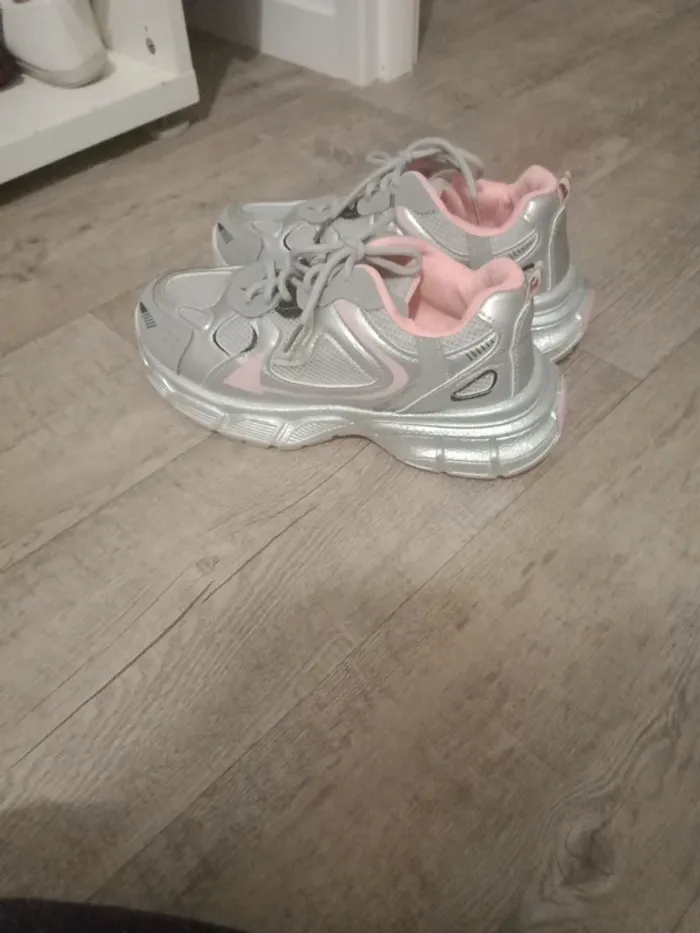 Paire de baskets argenté - photo numéro 4