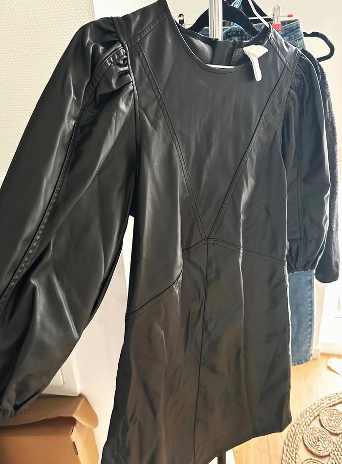 Robe similicuir manches bouffantes H&M