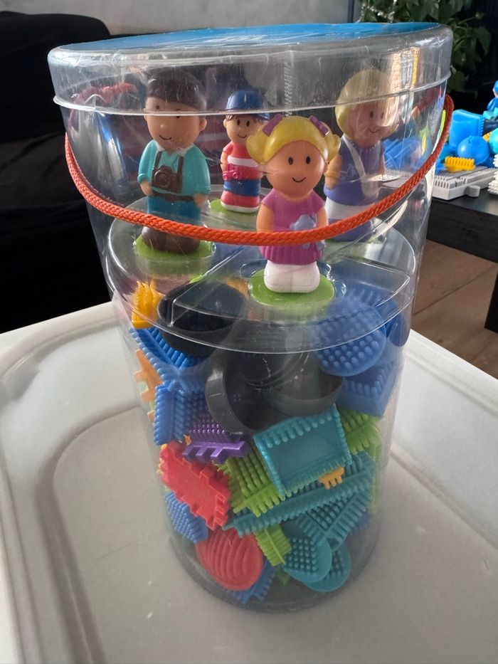 BLOKO - 93 Blocs de Construction à Picots + 4 Figurines 3D Famille