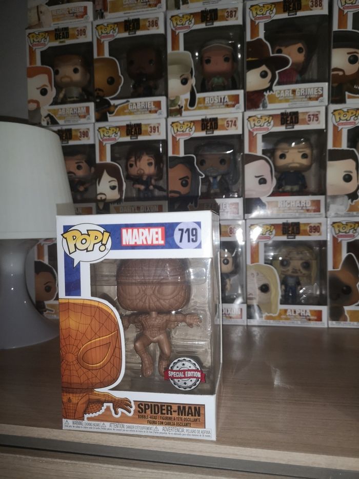 Funko pop Marvel Spider-man 719 special edition + boîte de protection souple