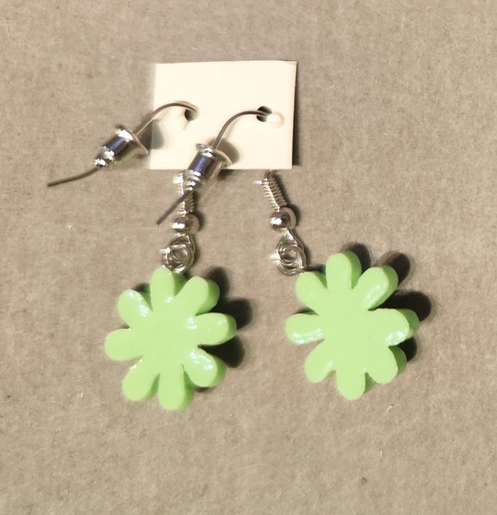 Mignonnes petites fleurs vertes plastique en boucles d'oreilles - photo numéro 2