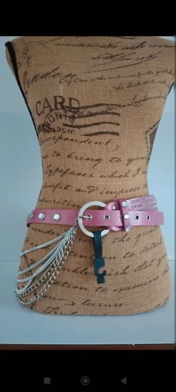 Ceinture rose avec chaînette 90 cm