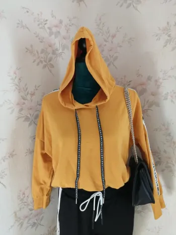 Sweat à capuche fin moutarde avec rubans à message sur les manches / sans marque / (TU)