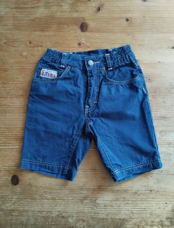 Short bleu effet jean garçon – 5 ans / 108 cm – Très bon état