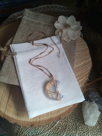 Collie lune en pierre opale