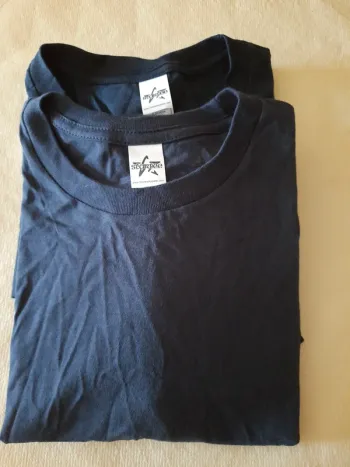 Lot de 2 tee shirts taille XS. Tbe