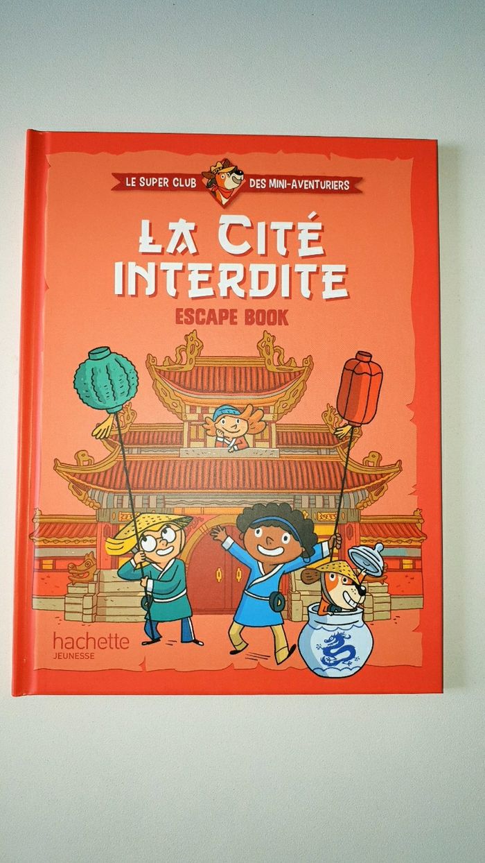 Neuf livre d activités enfant Hachette Jeunesse  jeux énigmes  La cité interdite