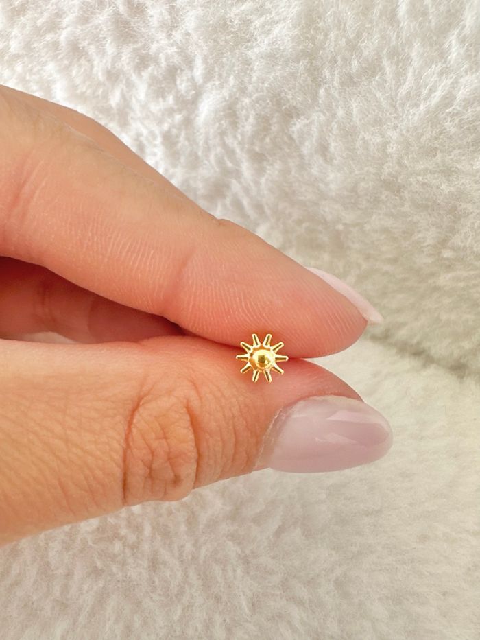 Piercing petit soleil simple, doré