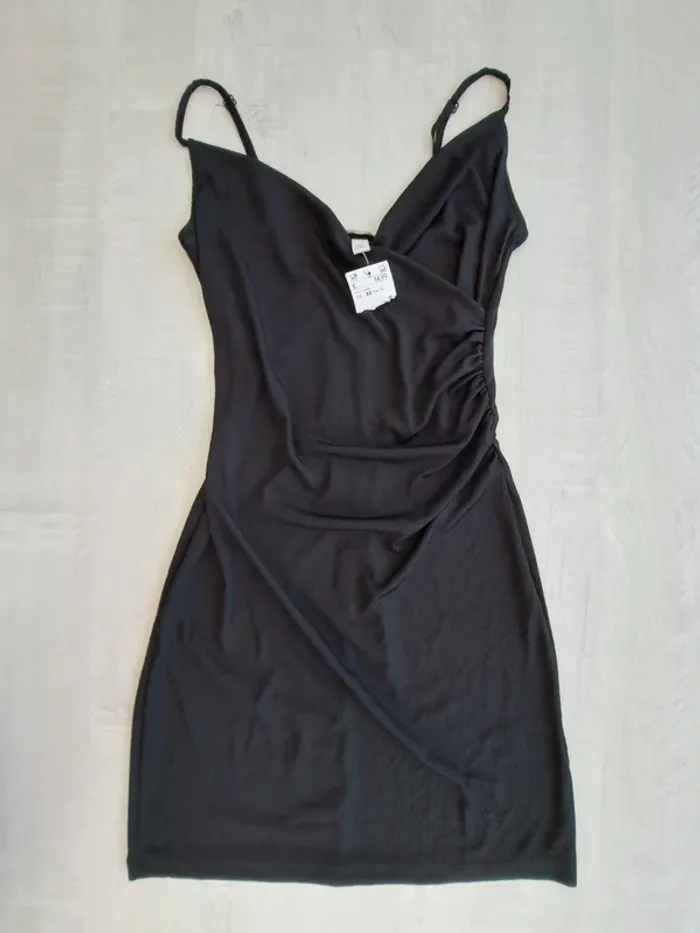 Robe noire H&M - taille XS - basique classique soirée - neuve étiquette - côtelée - décolleté en V