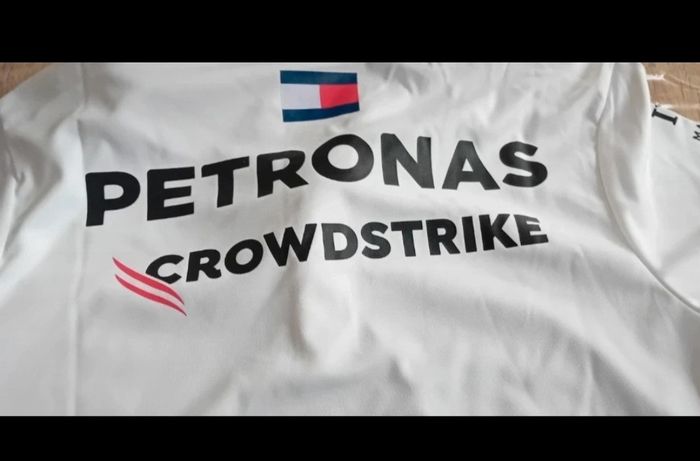 Polo Officiel Mercedes AMG petronas f1 Team Modèle 2023 ou 2024 - photo numéro 8