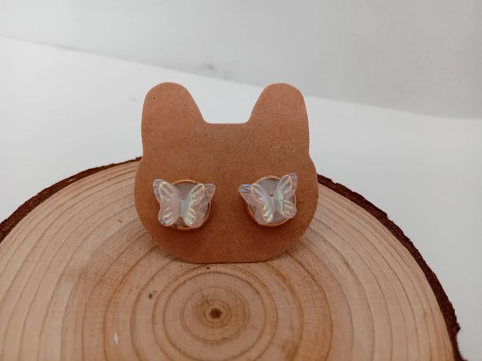 Boucles d'oreilles puces papillon résine