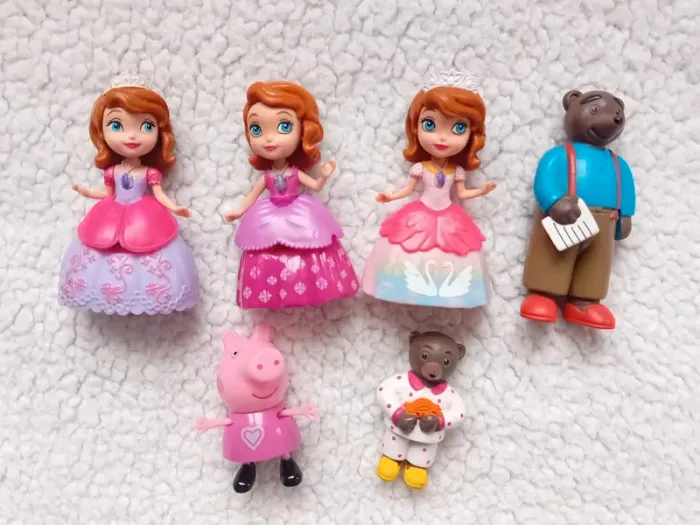 Lot 6 figurines princesse Sofia Peppa pig petit ours brun