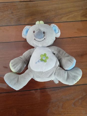 Peluche Arthur