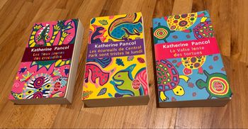 Livre trilogie Les yeux jaunes des crocodiles, La valse lente des tortues, Les écureuils de Central Park sont tristes le lundi