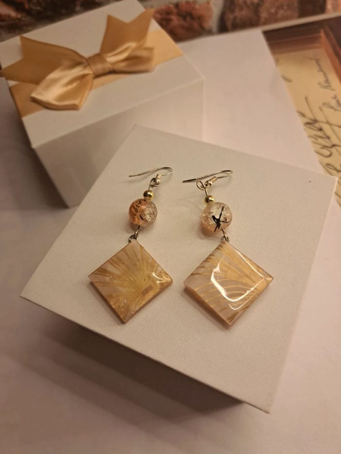 Boucles d'oreilles pendante en résine orange beige et doré - photo numéro 4