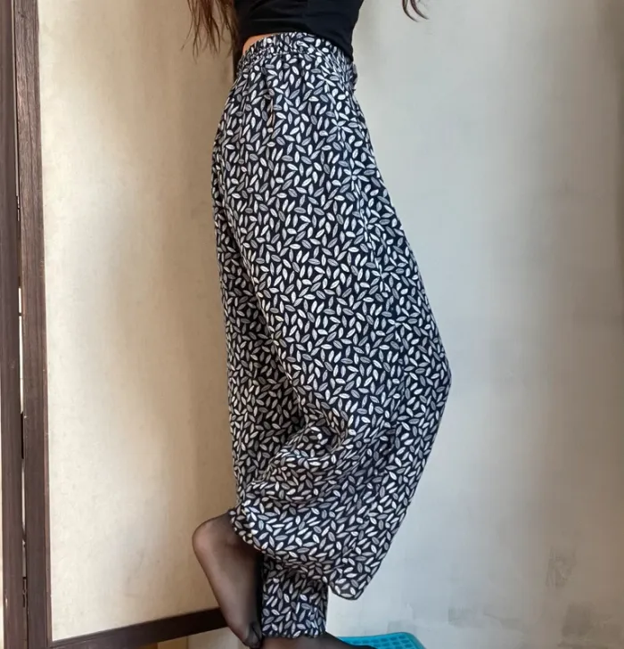 Pantalon fluide bleu marine à motifs feuilles blanches - photo numéro 2