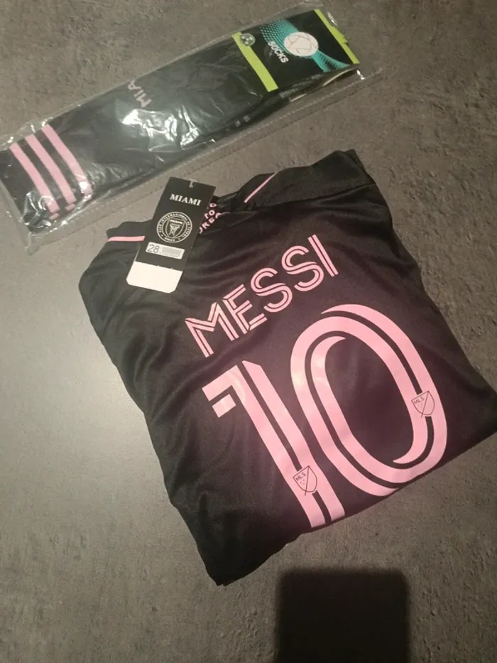 Tenue foot Léo Messi Inter Miami noir/rose t.28 - photo numéro 4