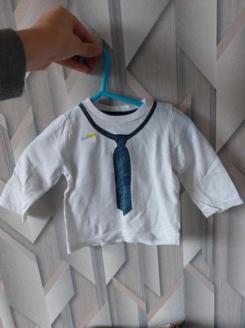 tee shirt avec cravate