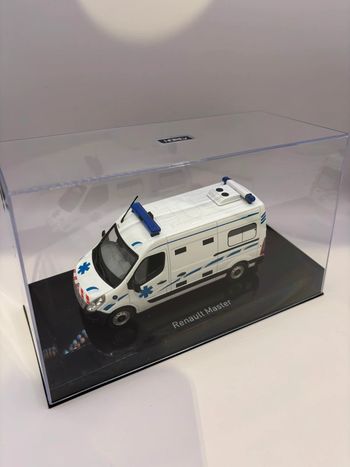 Ambulance 1/43eme Norev neuve