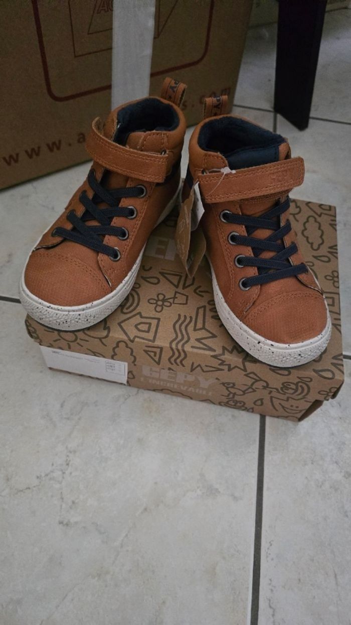 NEUVES NON PORTÉES 🏷🥰🤩💙superbes baskets chaudes pointure 26 garçon - photo numéro 4