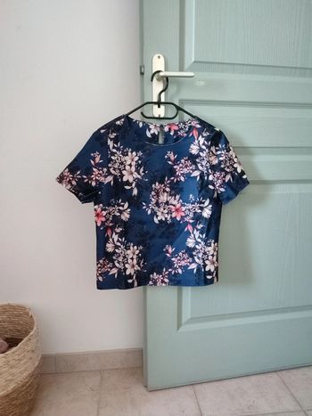 Blouse de couleur bleu, motif fleurs roses