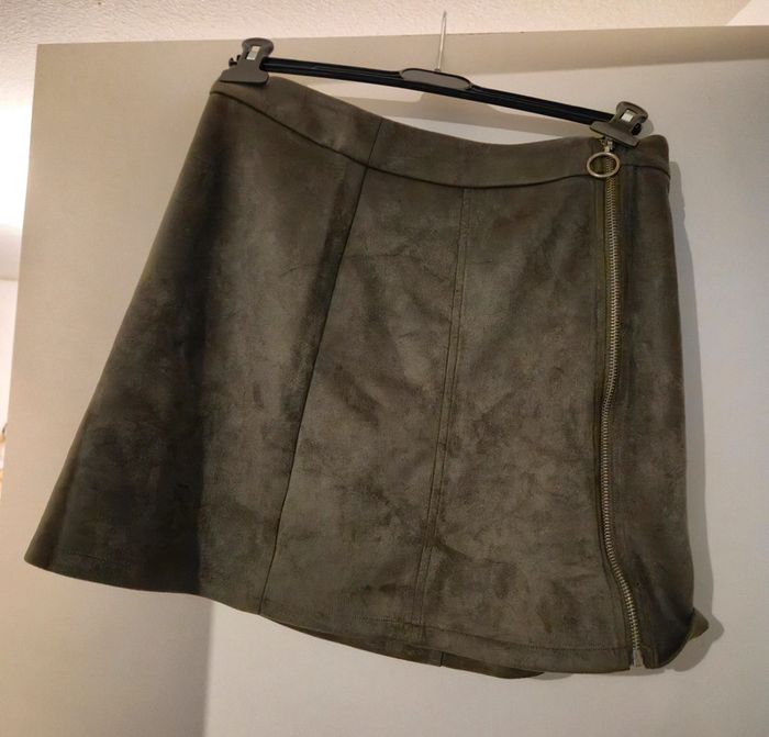 Mini-jupe en velours kaki en excellent état - photo numéro 2