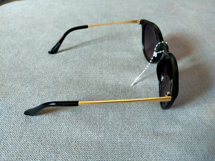 Lunettes de soleil noires – Neuf avec étiquette - photo numéro 3