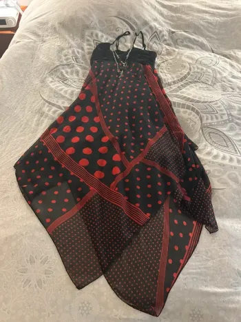 Jolie robe rouge et noir