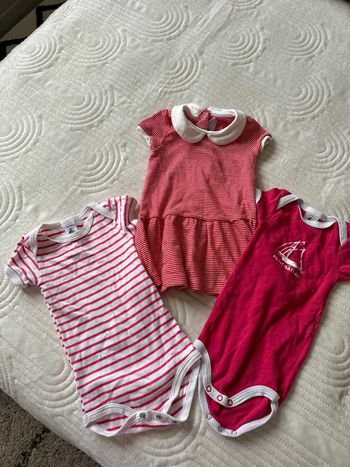 Lot deux bodies petit bateau et une robe petit bateau 6 mois