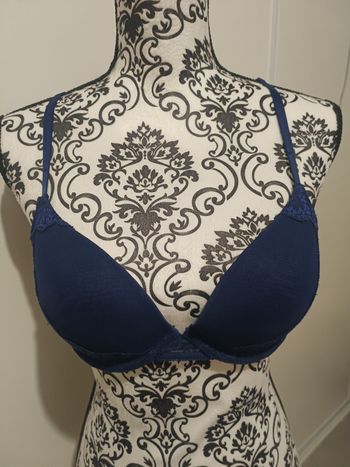 soutien-gorge en dentelle de la marque Tex, de couleur marine en taille 95B