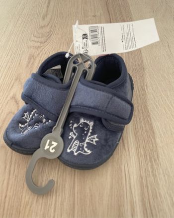Magnifiques chaussons neufs Dragons