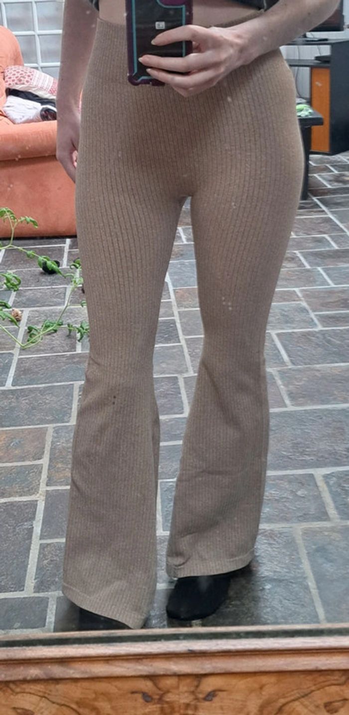 Pantalon legging bas évasé flare. En maille beige.
🌸 neuf.
🌸 Taille M