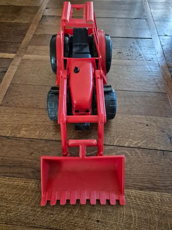 Tractopelle rouge