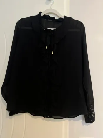 Chemisier noir femme froufrou dentelle